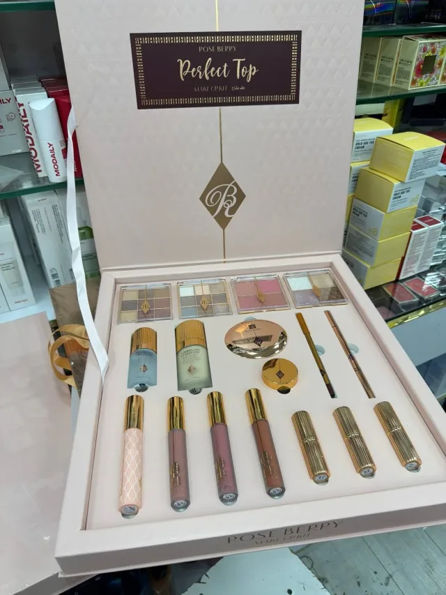 ROSE BERRY Perfect Top Make Up Kit.